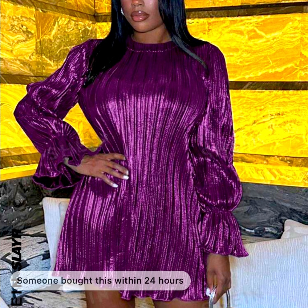 Mini dress fit loose. Metallic. Flare straight.